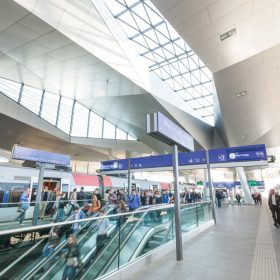 Bahnsteig Wien Hauptbahnhof mit Zug und Passagiere Blick von unten aufs rautendach rolltreppe