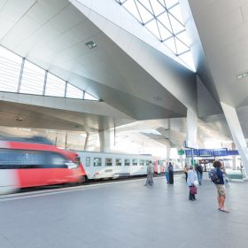 Bahnsteig Wien Hauptbahnhof mit Zug und Passagiere Blick von unten aufs rautendach