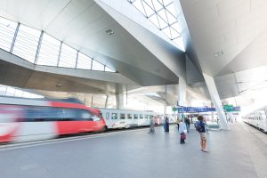 Bahnsteig Wien Hauptbahnhof mit Zug und Passagiere Blick von unten aufs rautendach