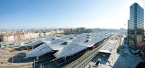Gesamtansicht Wien Hauptbahnhof Rautendach und Konzerngebäude am Vorplatz süd Richtung osten