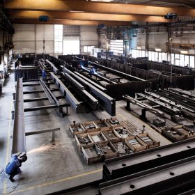 arbeiter mit blaumann im werk unger steel group oberwart burgenland schweißarbeiten blick auf die Produktionshalle