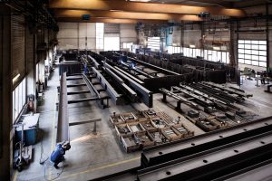 arbeiter mit blaumann im werk unger steel group oberwart burgenland schweißarbeiten blick auf die Produktionshalle