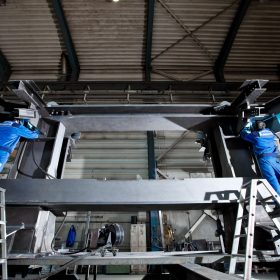 arbeiter mit blaumann im werk unger steel group oberwart burgenland schweißarbeiten am SQR stahl