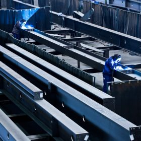 schweißarbeiten im werk Unger steel group oberwart burgenland