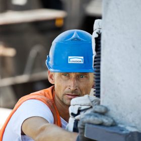 Konzentrierter Bauarbeiter