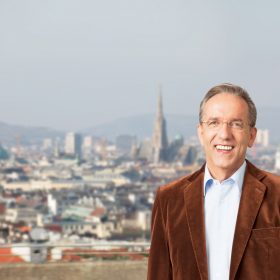 Portrait Rudi Kaske Arbeiterkammer vor der Stadt Wien