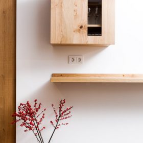 Wandreagl mit Vase Valschena Apartments