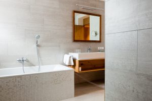 Badewanne mit Mosaikfliesen Valschena Apartments