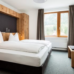 Schlafzimmer mit Ausblick auf Wald