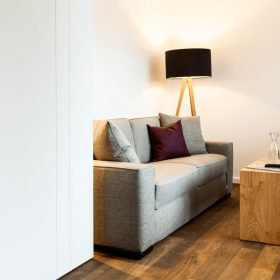 Sofa im Wohnzimmer mit Tisch und Lampe