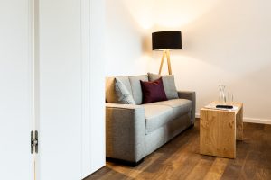 Sofa im Wohnzimmer mit Tisch und Lampe
