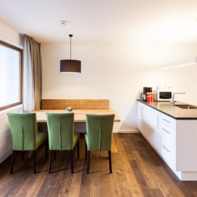 Küche und Essplatz mit Terrassentüre Valschena Apartments