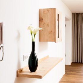 Vase im Zimmer von einem Valschena Apartment