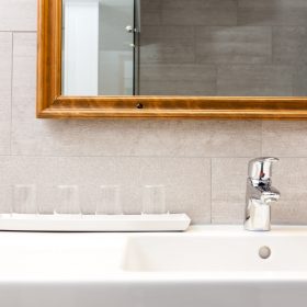 Spiegel und Waschbecken