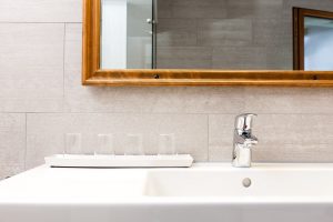Spiegel und Waschbecken