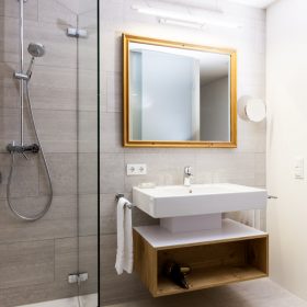 Badezimmer mit Dusche