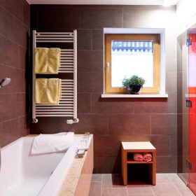 Badezimmer mit Wärmekammer Valschena Apartments