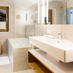 Badezimmer in einem Raum Valschena Apartments