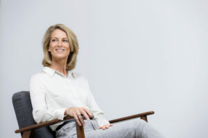 Portrait der Unternehmensberaterin Eva Maria Sator im Fotostudio